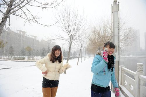 2月5日,在河南省睢縣,兩名女孩在雪中玩耍。新華社記者 劉軍喜 攝