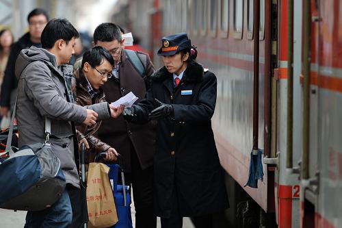 2月5日,在甘肅蘭州火車站站臺(tái)上,蘭州到北京的K44次列車的列車員在核對(duì)旅客車票信息。當(dāng)日是正月初六,隨著春節(jié)假期接近尾聲,探親、旅游的人們陸續(xù)返程,全國各地迎來返程客流高峰。新華社記者 陳斌 攝