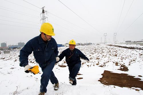 2月5日,國家電網(wǎng)山東莒南縣供電公司巡線員在巡查線路設備。新華社發(fā)(楊鳳霞 攝)