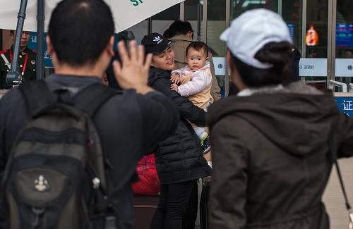 2月5日,一對(duì)夫妻在深圳北站進(jìn)站口送別妹妹和外甥女。新華社記者 毛思倩 攝