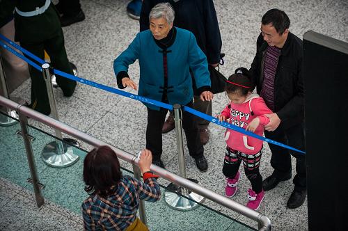 2月5日,一家人在深圳北站檢票口互相告別。新華社記者 毛思倩 攝