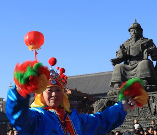 2月5日,秧歌表演隊在呼和浩特大召廣場扭秧歌。新華社發(fā)(魏月飛 攝)