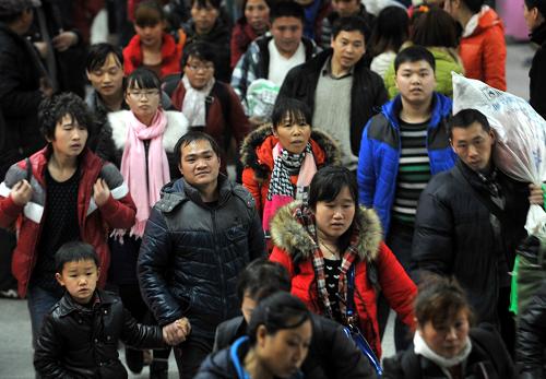 2月5日,一批外來務(wù)工人員走出杭州火車站。他們主要來自重慶、西安、貴州等地。新華社記者 王定昶 攝