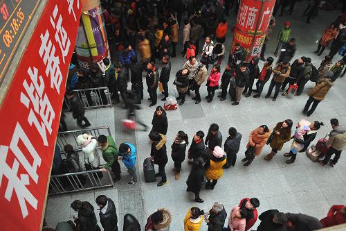2月5日,在遼寧省朝陽市客運(yùn)總站,乘客排起長隊(duì)等待購票。新華社發(fā)(白鐵軍 攝)
