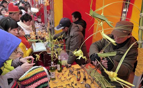 這是龍?zhí)稄R會(huì)上售賣的工藝品(2月5日攝)。2月5日是大年初六,北京龍?zhí)稄R會(huì)依然吸引了大批市民、游客,在廟會(huì)上,人們可以體驗(yàn)由主辦方準(zhǔn)備的文化、體育、民俗、公益等各項(xiàng)活動(dòng)。新華社記者 李文 攝