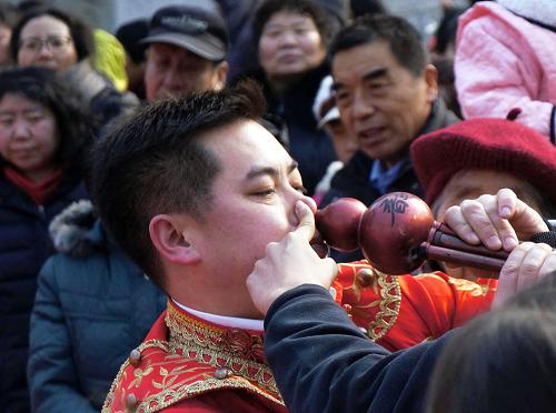 2月5日,藝人在龍?zhí)稄R會(huì)上用鼻子演奏樂器。新華社記者 李文 攝
