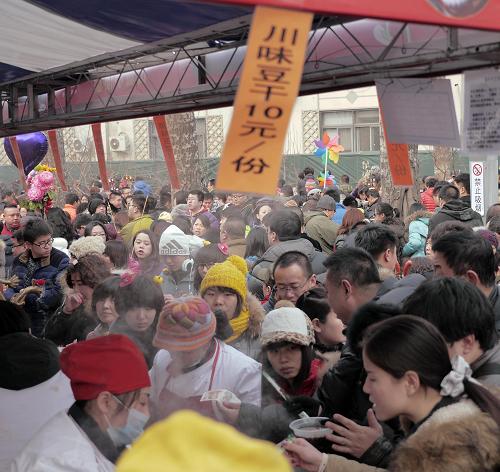 龍?zhí)稄R會(huì)上的小吃吸引了大量游客(2月5日攝)。新華社記者 李文 攝