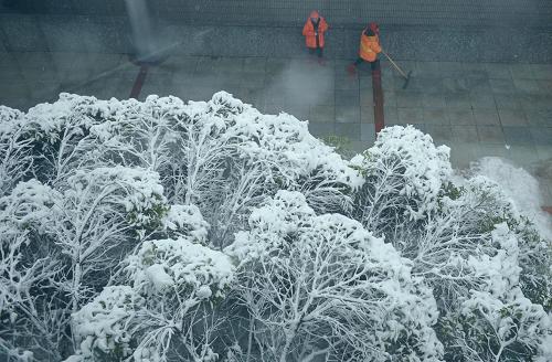 2月9日,工作人員在南昌火車站站臺清掃積雪。當日,江西省氣象臺發(fā)布今年首個暴雪藍色預警,全省已有38個縣市出現(xiàn)降雪,南昌鐵路局管內南昌去往贛州、九江、廈門、上海、廣州、武昌等方向14趟列車出現(xiàn)不同程度晚點,但未出現(xiàn)大面積旅客滯留現(xiàn)象。為應對雨雪天氣給鐵路春運帶來的困難,鐵路部門全力清除關鍵設備的積雪。據(jù)南昌鐵路局介紹,2月9日南昌站預計發(fā)送旅客11萬人。新華社記者 周密 攝