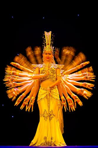 2月8日,在古巴首都哈瓦那,中國(guó)殘疾人藝術(shù)團(tuán)演員表演“千手觀(guān)音”。當(dāng)晚,中國(guó)殘疾人藝術(shù)團(tuán)在古巴首都哈瓦那國(guó)家劇院進(jìn)行演出。作為中國(guó)文化部“歡樂(lè)春節(jié)”活動(dòng)之一,該團(tuán)首次到訪(fǎng)古巴演出,深受當(dāng)?shù)赜^(guān)眾歡迎。 新華社記者 劉彬 攝