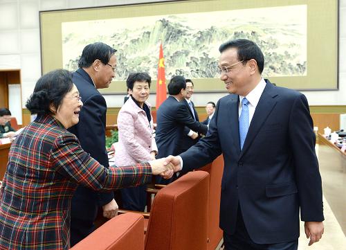2月10日,國(guó)務(wù)院總理李克強(qiáng)在北京中南海主持召開(kāi)座談會(huì),聽(tīng)取各民主黨派中央、全國(guó)工商聯(lián)負(fù)責(zé)人和無(wú)黨派人士代表對(duì)《政府工作報(bào)告(征求意見(jiàn)稿)》的意見(jiàn)和建議。新華社記者 馬占成 攝