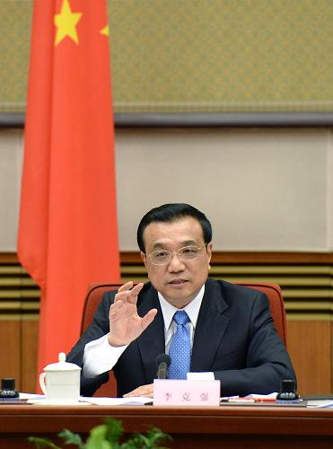 2月10日,中國(guó)國(guó)務(wù)院總理李克強(qiáng)在北京中南海主持召開(kāi)座談會(huì),聽(tīng)取各民主黨派中央、全國(guó)工商聯(lián)負(fù)責(zé)人和無(wú)黨派人士代表對(duì)《政府工作報(bào)告(征求意見(jiàn)稿)》的意見(jiàn)和建議。新華社記者 馬占成 攝