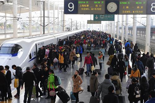 2月15日,旅客在無(wú)錫火車站準(zhǔn)備乘車。當(dāng)日是農(nóng)歷正月十六,元宵佳節(jié)過(guò)后務(wù)工流、學(xué)生流疊加,多地再現(xiàn)客流高峰。新華社發(fā)(還月亮 攝)