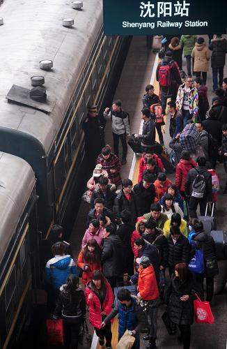2月15日,旅客在沈陽(yáng)火車站準(zhǔn)備乘車。新華社發(fā)(張文魁 攝)