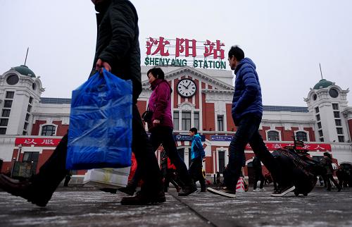 2月15日,旅客在沈陽(yáng)火車站準(zhǔn)備進(jìn)站乘車。新華社發(fā)(張文魁 攝)