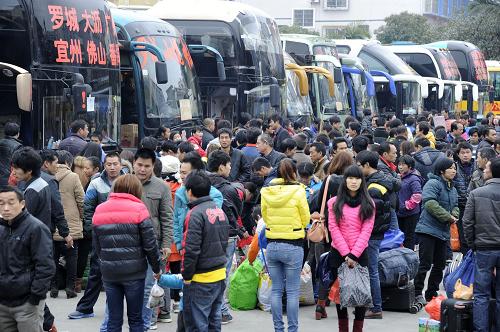 2月15日,旅客在廣西羅城縣汽車總站候車。新華社發(fā)(吳耀榮 攝)