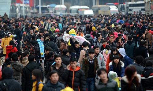2月15日,南昌火車站站前廣場人頭攢動(dòng)。新華社記者 周科 攝