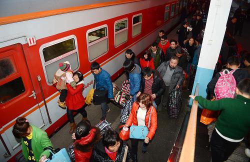 2月15日,旅客在南昌火車站進(jìn)站上車。新華社記者 周科 攝