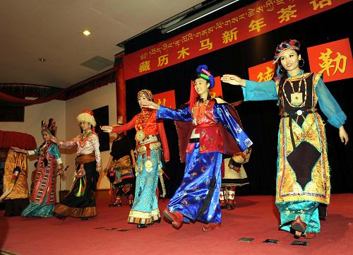 2月22日,瑪吉阿米藝術(shù)團(tuán)演員在茶話會(huì)上表演藏族舞蹈。當(dāng)日,北京建藏援藏工作者協(xié)會(huì)在北京中國(guó)藏學(xué)研究中心舉辦藏歷木馬新年茶話會(huì),300多名北京建藏援藏工作者協(xié)會(huì)會(huì)員歡聚一堂,喜迎藏歷木馬新年。新華社記者 唐召明 攝
