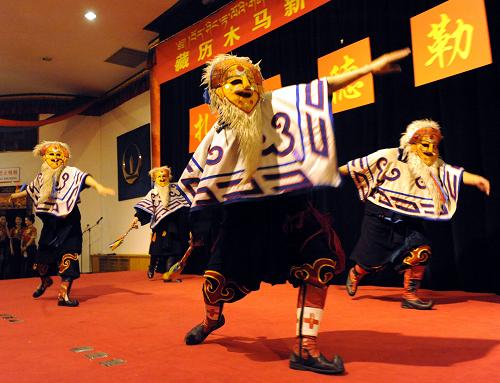 2月22日,瑪吉阿米藝術(shù)團(tuán)演員在茶話會(huì)上表演藏族舞蹈《康巴卓舞》。新華社記者 唐召明 攝