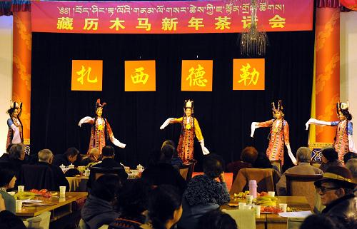 2月22日,北京建藏援藏工作者協(xié)會(huì)在北京中國(guó)藏學(xué)研究中心舉辦藏歷木馬新年茶話會(huì),300多名北京建藏援藏工作者協(xié)會(huì)會(huì)員歡聚一堂,喜迎藏歷木馬新年。新華社記者 唐召明 攝