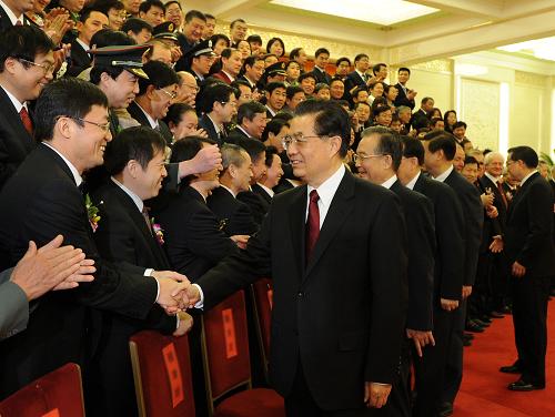1月14日,2010年度國(guó)家科學(xué)技術(shù)獎(jiǎng)勵(lì)大會(huì)在北京人民大會(huì)堂隆重舉行。會(huì)前,黨和國(guó)家領(lǐng)導(dǎo)人胡錦濤、溫家寶、李長(zhǎng)春、習(xí)近平、李克強(qiáng)等親切會(huì)見(jiàn)獲獎(jiǎng)代表。新華社記者 李學(xué)仁 攝