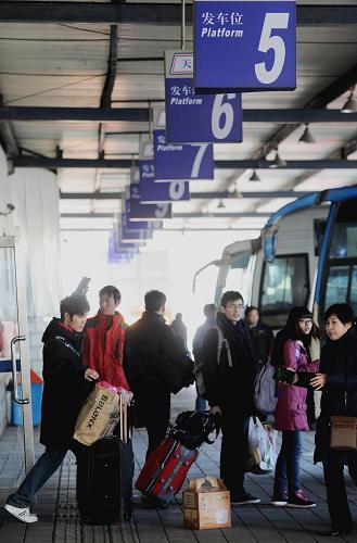 1月14日,旅客在天津通莎客運(yùn)站準(zhǔn)備登車。當(dāng)天,為讓提前放假的大中專院校學(xué)生和外來務(wù)工人員及時返鄉(xiāng),天津市道路春運(yùn)工作正式啟動,全市29個長途車站開始組織8700部營運(yùn)客車參加春運(yùn),營運(yùn)座位數(shù)達(dá)31.68萬個。據(jù)預(yù)測,天津市春運(yùn)期間客運(yùn)量將達(dá)928.5萬人次。新華社記者 岳月偉 攝