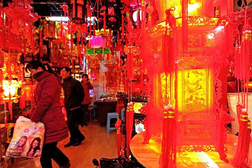 義烏小商品市場銷售的仿古宮廷燈籠(1月16日攝)。臨近農(nóng)歷兔年春節(jié),有“世界超市”之稱的浙江省義烏市小商品市場呈現(xiàn)一派紅火景象,琳瑯滿目的兔年吉祥物、大紅燈籠等新春飾品紛紛亮相,吸引眾多中外客商前來看樣訂貨。據(jù)義烏中國小商品城方面介紹,每逢歲末年關(guān),義烏小商品市場推出的各種以來年生肖為主題的新春喜慶商品都深受廣大采購商青睞。新華社記者 譚進 攝