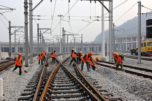 1月15日,中鐵一局建安公司的工人在深圳地鐵2號(hào)線蛇口西車輛段路基上施工。新華社記者 何俊昌 攝