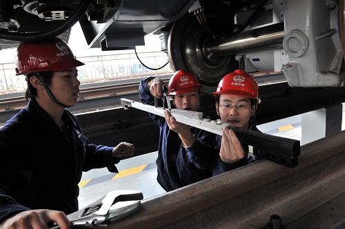 1月15日,中鐵一局技術(shù)人員在對(duì)廣州——佛山地鐵夏南車輛段路軌進(jìn)行檢測(cè)。新華社記者 何俊昌 攝