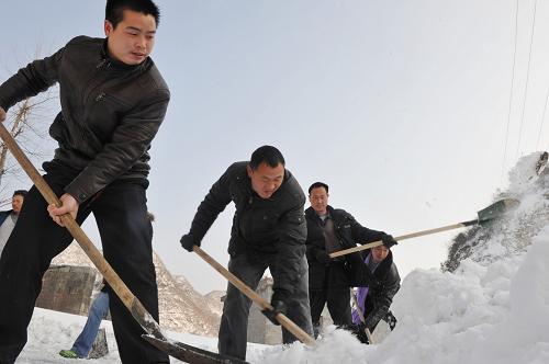 1月21日,貴州萬山特區(qū)黃道鄉(xiāng)村民自發(fā)清理公路上的積雪。新華社記者 歐東衢 攝