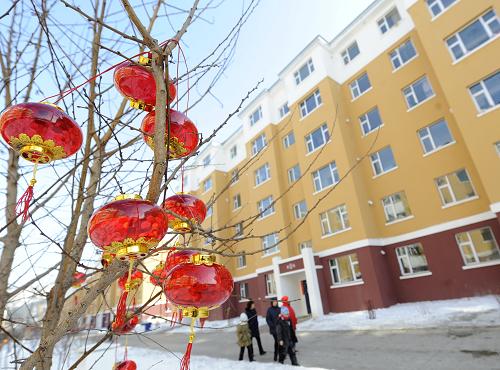 吉林市永吉縣永安新區(qū)內(nèi)處處懸掛起春節(jié)小紅燈籠(1月21日攝)。新華社記者 林宏 攝