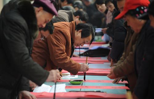 1月22日,合肥當(dāng)?shù)貢以跒殡p崗街道群眾書寫春聯(lián)。當(dāng)日,“安徽廬陽首屆民俗春節(jié)系列活動(dòng)”在合肥廬陽區(qū)開幕?;顒?dòng)期間,將開展獨(dú)具地方特色的黃梅戲、廬劇表演以及剪紙、捏泥人、寫春聯(lián)等民俗文化活動(dòng),為當(dāng)?shù)厝罕娝蜕贤媚晷麓旱拿篮米8?。新華社記者 李健 攝