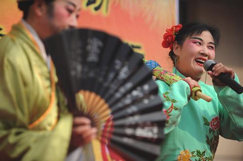 1月22日,演員在開幕式上進(jìn)行獨(dú)具地方特色的廬劇表演。當(dāng)日,“安徽廬陽首屆民俗春節(jié)系列活動(dòng)”在合肥廬陽區(qū)開幕。活動(dòng)期間,將開展獨(dú)具地方特色的黃梅戲、廬劇表演以及剪紙、捏泥人、寫春聯(lián)等民俗文化活動(dòng),為當(dāng)?shù)厝罕娝蜕贤媚晷麓旱拿篮米8?。新華社記者 李健 攝