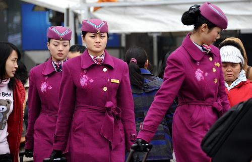 1月27日,列車員進(jìn)入成都火車站。新華社記者 陳凱 攝
