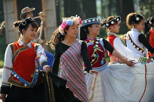 2月3日,少數民族青年在云南民族村內載歌載舞,喜迎春節(jié)。當日正值農歷春節(jié),在云南省昆明市郊的云南民族村內,少數民族群眾載歌載舞,盡情狂歡,用歌舞表達對祖國繁榮富強,民族團結進步的美好祝愿。