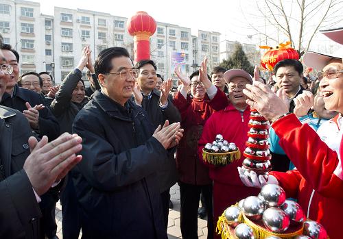 2月1日至3日,農(nóng)歷臘月二十九到正月初一,中共中央總書記、國家主席、中央軍委主席胡錦濤在河北省保定市同干部群眾共度新春佳節(jié)。這是胡錦濤正月初一上午在保定市茗暢園社區(qū)廣場向正在參加節(jié)日活動的居民致以新年問候。