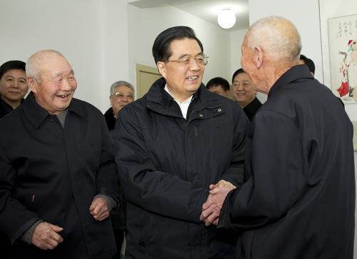 這是胡錦濤在保定市順平縣民政事業(yè)服務(wù)中心親切看望在這里安享晚年的老人,向他們祝福新春。