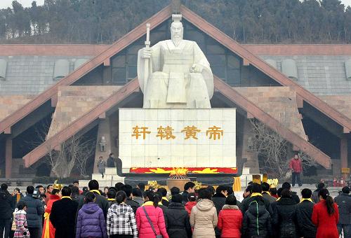 2月3日,游客在黃帝故里景區(qū)內(nèi)的軒轅黃帝塑像前參加祭拜活動(dòng)。當(dāng)日是農(nóng)歷正月初一,位于河南省新鄭市的黃帝故里景區(qū)熱鬧非凡。鮮明的春節(jié)主題,濃厚的拜祖氛圍,吸引著大批游客,呈現(xiàn)出一幅“千人敬香拜始祖、萬(wàn)民同賀中國(guó)年”的場(chǎng)景。
