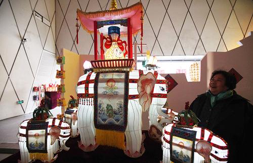 2月5日晚,游人在北京三里屯Village國際時尚街區(qū)觀賞彩燈。新華社發(fā)(陳曉根 攝)