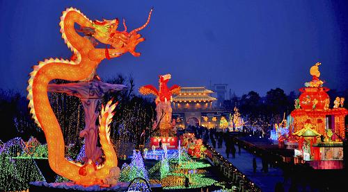 2月5日,江蘇揚(yáng)州市民在宋夾城考古遺址公園內(nèi)賞燈。 春節(jié)期間,眾多市民和游客來到宋夾城考古遺址公園賞燈過年。新華社發(fā)(濮良平 攝)