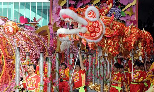 這是香港尖沙咀海港城舉行的新春舞龍及醒獅慶典(2月6日攝)。新華社記者宋振平攝
