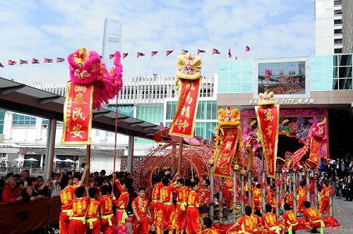 這是香港尖沙咀海港城舉行的新春舞龍及醒獅慶典(2月6日攝)。新華社記者宋振平攝