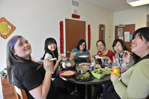 2月5日,在美國印第安納州普渡大學(xué)卡柳梅特校區(qū)的留學(xué)生宿舍,美國學(xué)生與中國學(xué)生一起吃年飯。當(dāng)天,這里的中國留學(xué)生與外國學(xué)生貼春聯(lián)、包餃子,共慶中國農(nóng)歷新春佳節(jié)。 新華社發(fā)(孔祥嘉 攝)