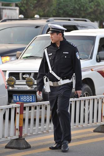 2月6日,一位警察在??谑旭R路上巡邏。新華社發(fā)(徐昕 攝)