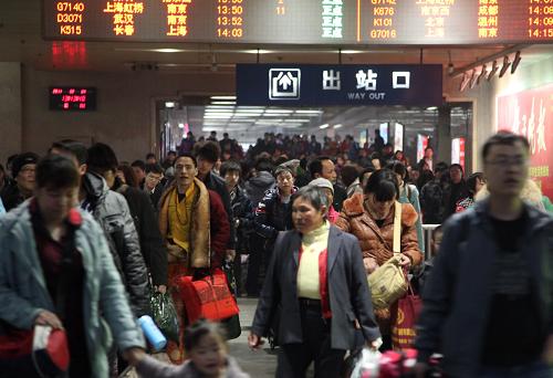2月6日,旅客們走出南京火車(chē)站出站口。新華社發(fā)(李文寶 攝)