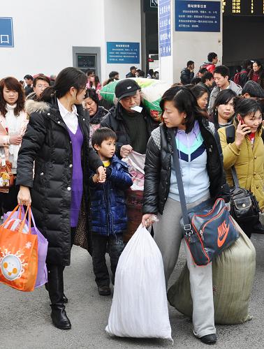 2月6日,旅客帶著行李走出蘇州火車(chē)站。新華社發(fā)(朱桂根 攝)