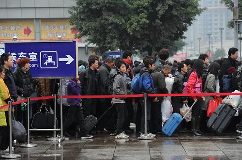 2月11日,旅客在重慶火車(chē)北站排隊(duì)進(jìn)站。 隨著春節(jié)長(zhǎng)假結(jié)束,重慶火車(chē)站迎來(lái)節(jié)后客流高峰,11日共發(fā)送旅客超過(guò)10萬(wàn)人,其中外出務(wù)工農(nóng)民工占發(fā)送旅客人數(shù)的50%。鐵路部門(mén)預(yù)計(jì)近期客流量還將持續(xù)上升,提醒旅客注意出行安全。 新華社記者 陳誠(chéng) 攝