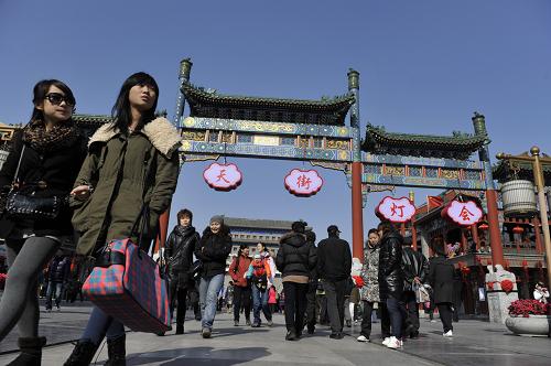 2月17日,游客在北京前門大街游覽。當(dāng)日是元宵節(jié)。北京前門大街張燈結(jié)彩,游人如織,到處洋溢著節(jié)日的喜慶氣氛。新華社記者 魯鵬 攝