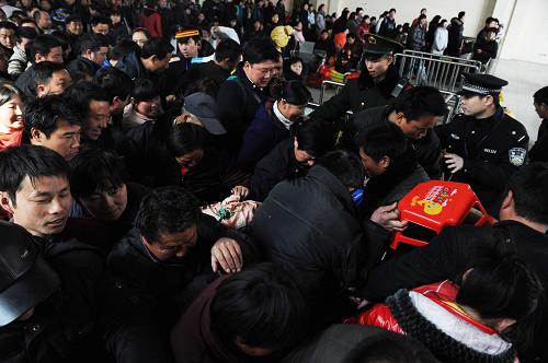 2月19日,在合肥火車(chē)站,前往廣東東莞方向的旅客進(jìn)站乘車(chē)。新華社記者 李健 攝