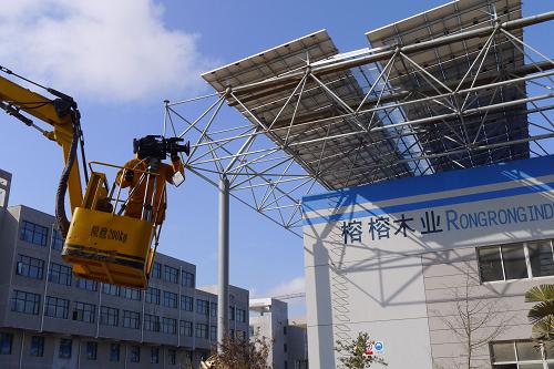 2月19日,一家電視臺(tái)記者在大唐大豐屋頂光伏電站采訪拍攝。新華社發(fā)(周古凱 攝)